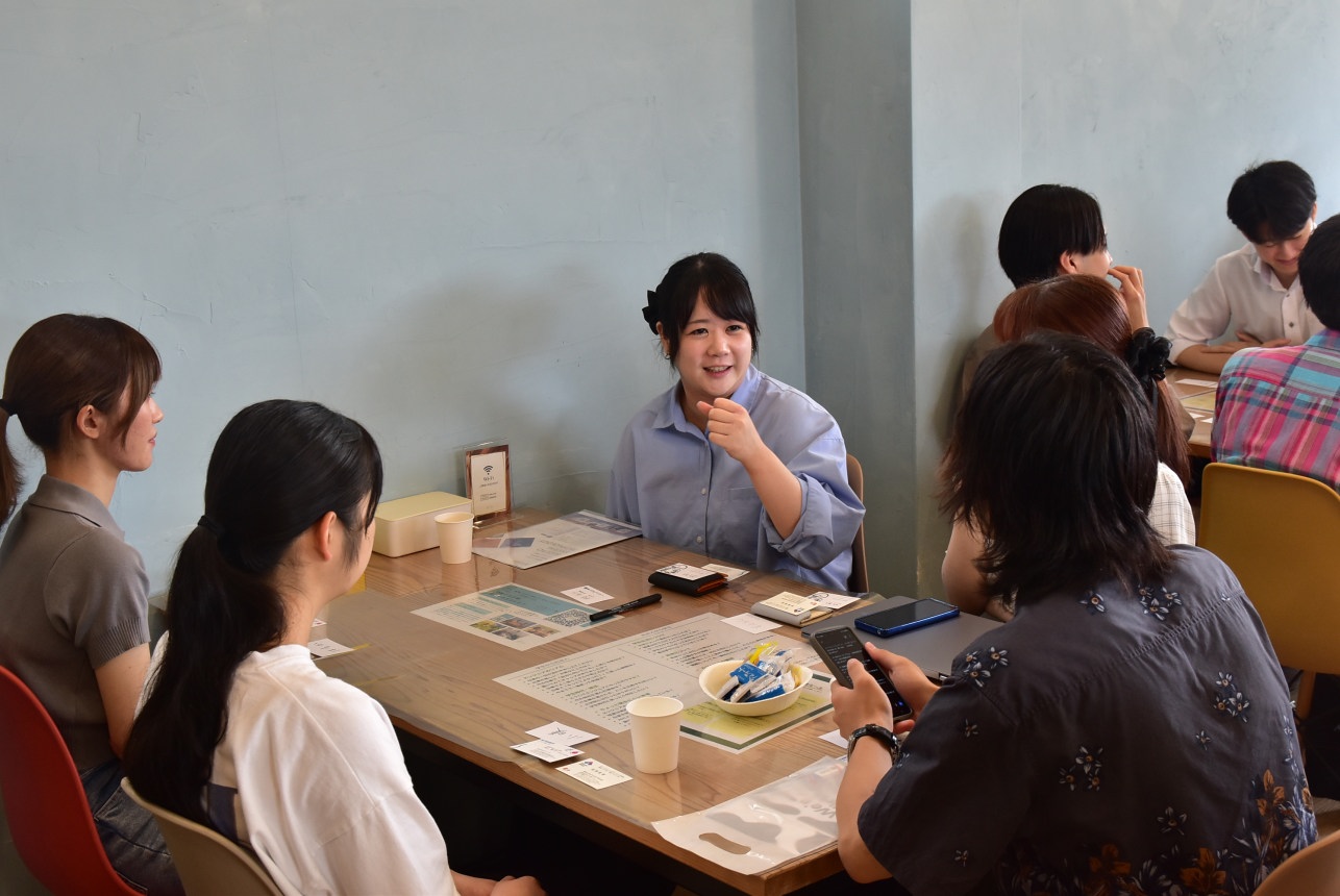 少人数のテーブルで話す参加者